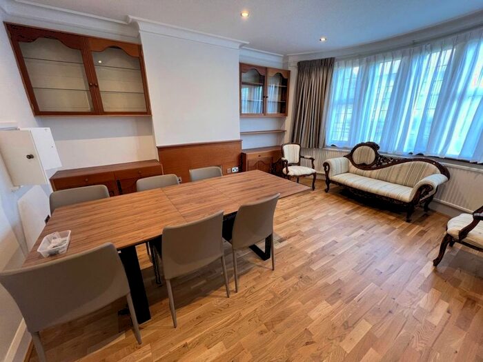 5 Bedroom Semi-Detached House To Rent In Saddlescombe Way, London, N12