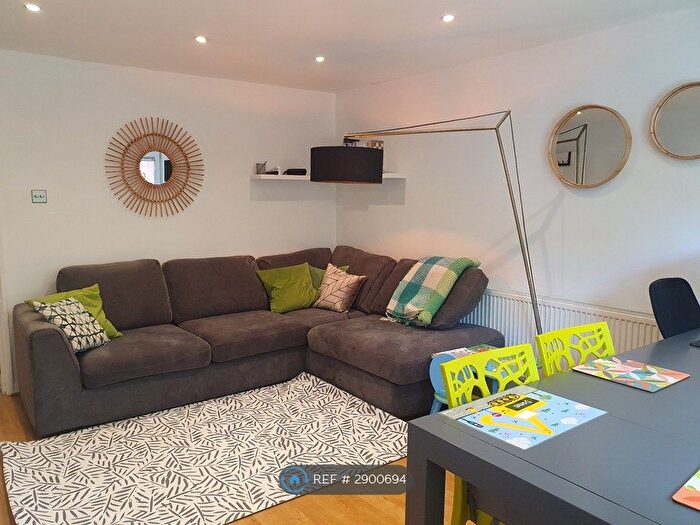 2 Bedroom Flat To Rent In Holbrooke Court, London, N7