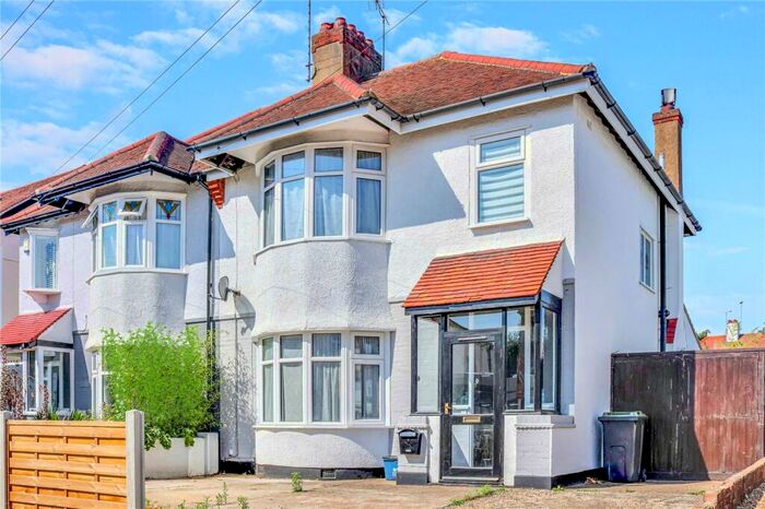 Semi-Detached House To Rent In Huntingdon Road, Southend-on-Sea, Essex, SS1