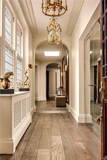 3 Bedroom Flat To Rent In South Street, London, W1K