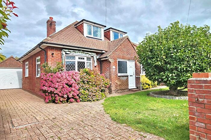3 Bedroom Chalet For Sale In York Crescent, Lee-On-The-Solent, PO13