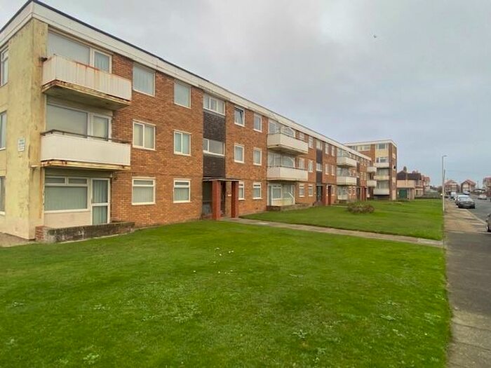 2 Bedroom Flat To Rent In Pembroke Court, Queens Promenade, FY2