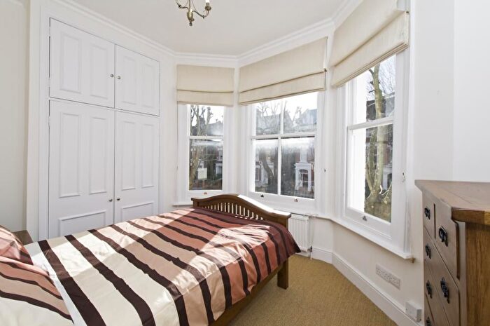 2 Bedroom Flat To Rent In St Quintin Avenue, London, W10