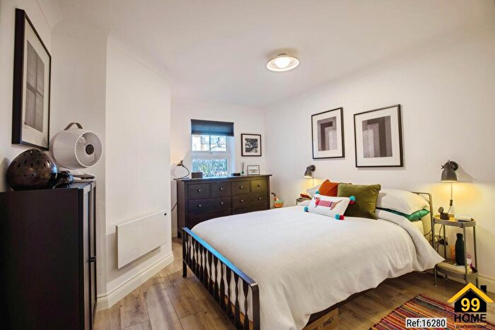 2 Bedroom Flat For Sale In Woods Road, Peckham, London, SE15