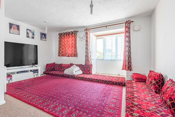 2 Bedroom Flat To Rent In Russet House, TW3