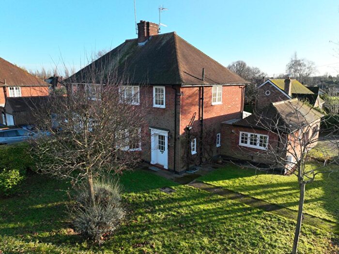 3 Bedroom Semi-Detached House For Sale In Barleycroft Road, Welwyn Garden City, AL8