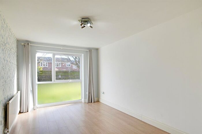 1 Bedroom Flat For Sale In Aylsham Drive, Ickenham, UB10