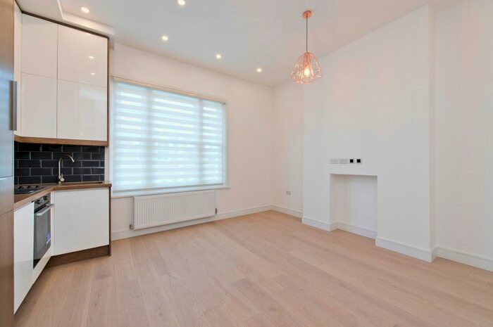 1 Bedroom Flat To Rent In Westbourne Park Road, London, Uk, W11