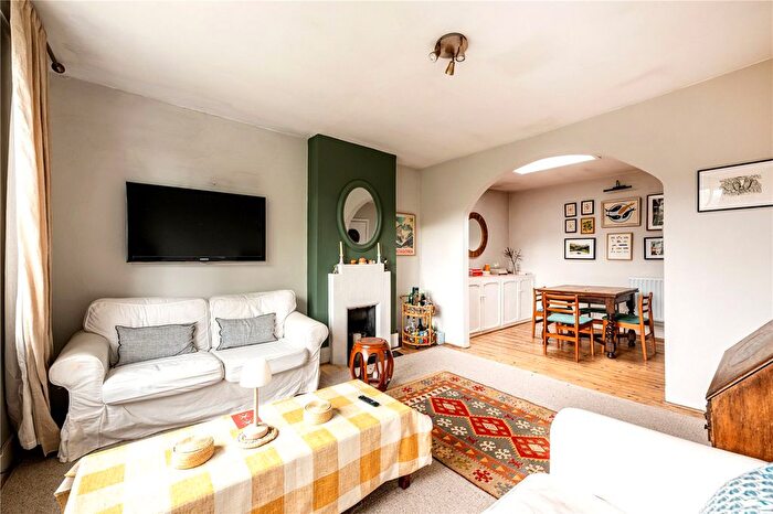 2 Bedroom Flat To Rent In Elgin Crescent, London, W11