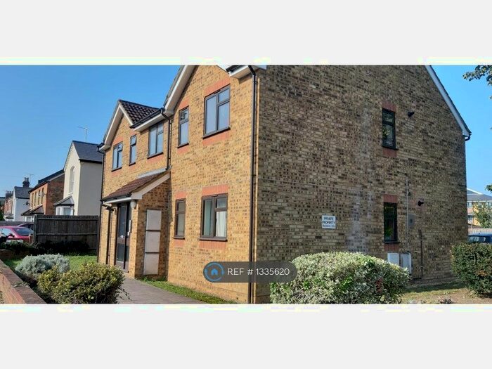 1 Bedroom Flat To Rent In Claremont Road, Surrey, TW18