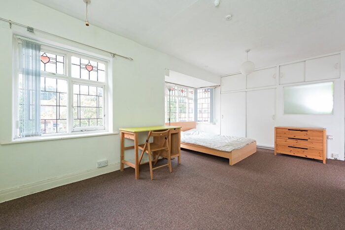 4 Bedroom Flat To Rent In Dennistead Crescent, LS6