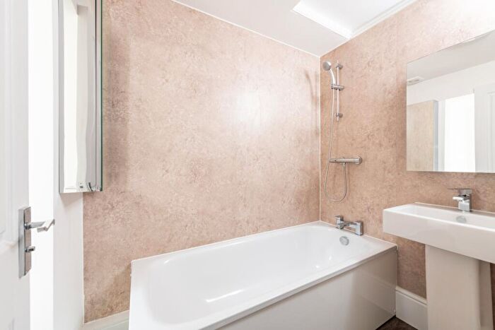 1 Bedroom Flat To Rent In High Street, Witney, Oxfordshire, OX28