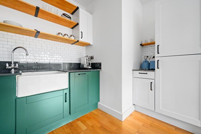 2 Bedroom Apartment To Rent In Oldham Road, Manchester, M4