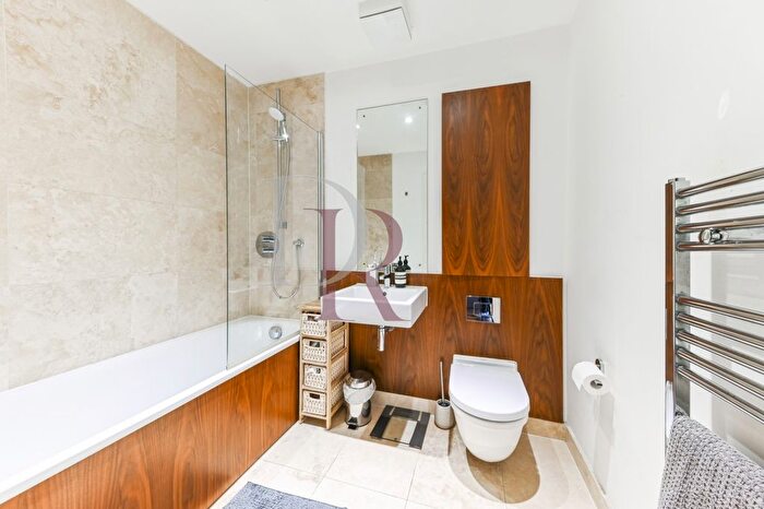 2 Bedroom Flat For Sale In Grand Canal Apartments, De Beauvoir Crescent, London, N1