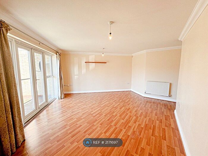 2 Bedroom Flat To Rent In Gloucester Court, Hatfield, AL10