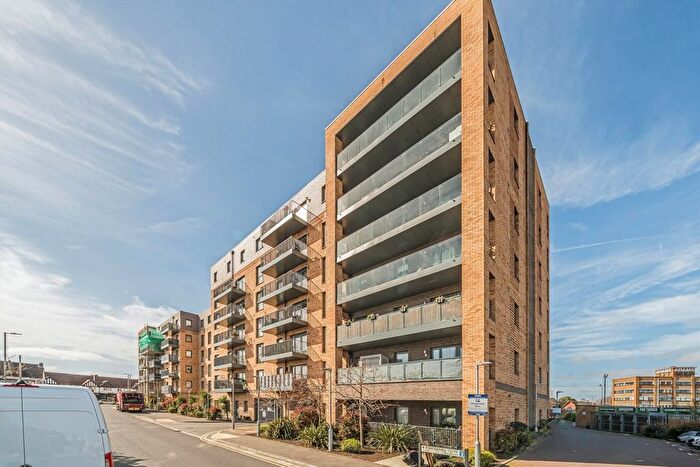 2 Bedroom Flat To Rent In Powdermill Close, New Malden, KT3