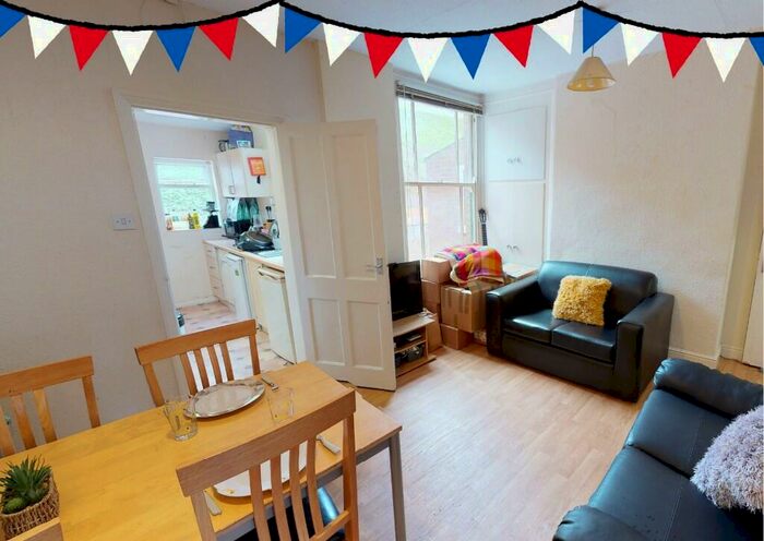 3 Bedroom Terraced House To Rent In Union Road - Bed Student House Uphill For /, LN1
