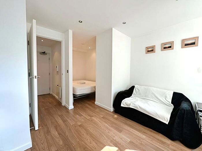 1 Bedroom Flat To Rent In West Point, Wellington Street, Leeds, West Yorkshire, LS1