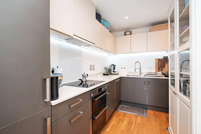 1 Bedroom Flat For Sale In White Horse Lane, Stepney, London, E1