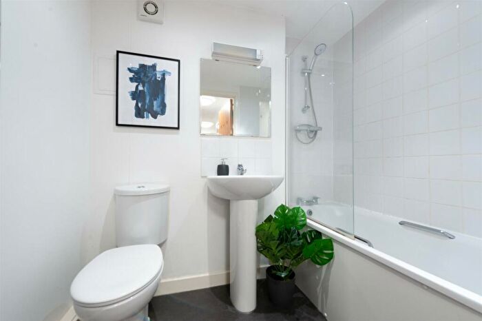 1 Bedroom Flat For Sale In Cazenove Road, London, N16