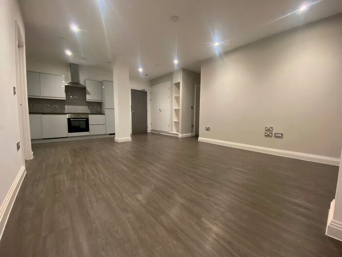 2 Bedroom Flat To Rent In Lichfield Road, Four Oaks, Sutton Coldfield, B74