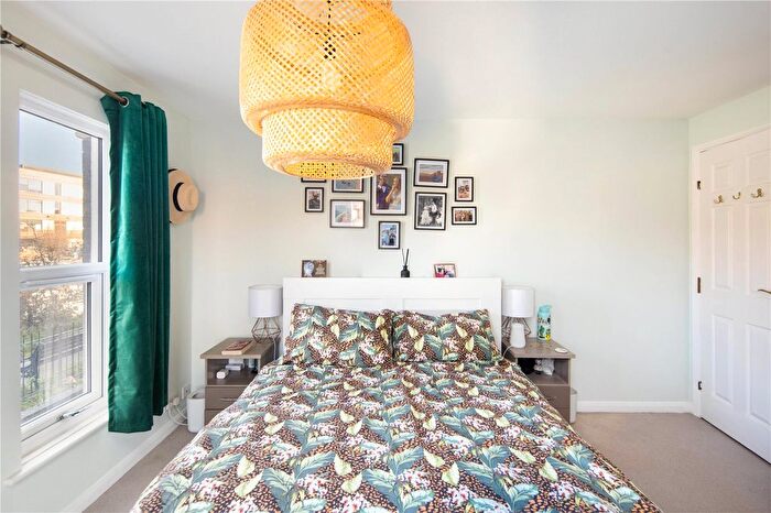 2 Bedroom Flat For Sale In Leabank Square, Hackney, London, E9