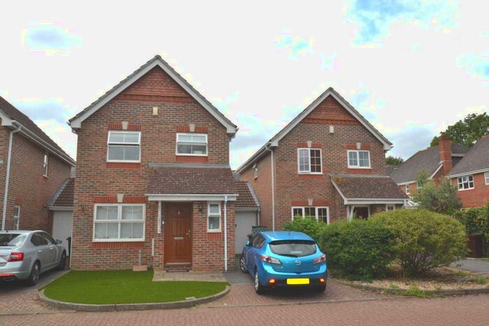 3 Bedroom Link Detached House To Rent In Nightingale Close, Epsom, KT19