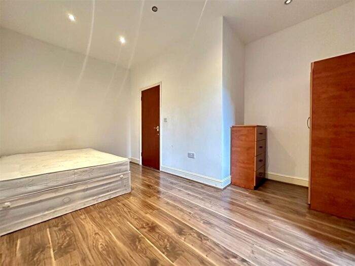 3 Bedroom Flat To Rent In Fieldgate Street, London, E1