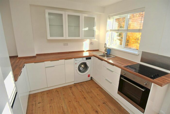 3 Bedroom Flat To Rent In Church Street, Weybridge, KT13
