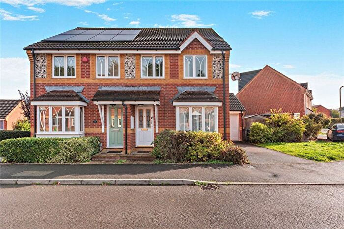 3 Bedroom Semi-detached House For Sale In Horseshoe End, Newbury, Berkshire, RG14