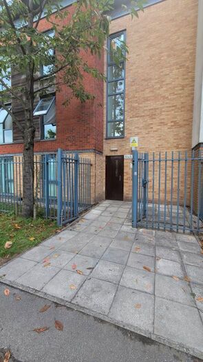 2 Bedroom Flat To Rent In Ordsall Lane, Salford, M5