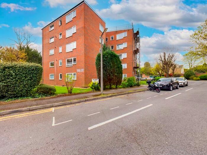 2 Bedroom Flat To Rent In Raeburn House, Brighton Road, Sutton., SM2