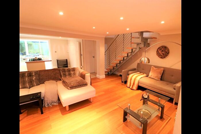 2 Bedroom Flat To Rent In Cromwell Avenue, London, N6