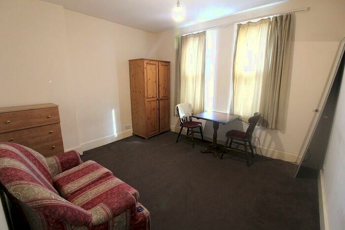 Studio To Rent In Hoppers Road, Palmers Green, N13