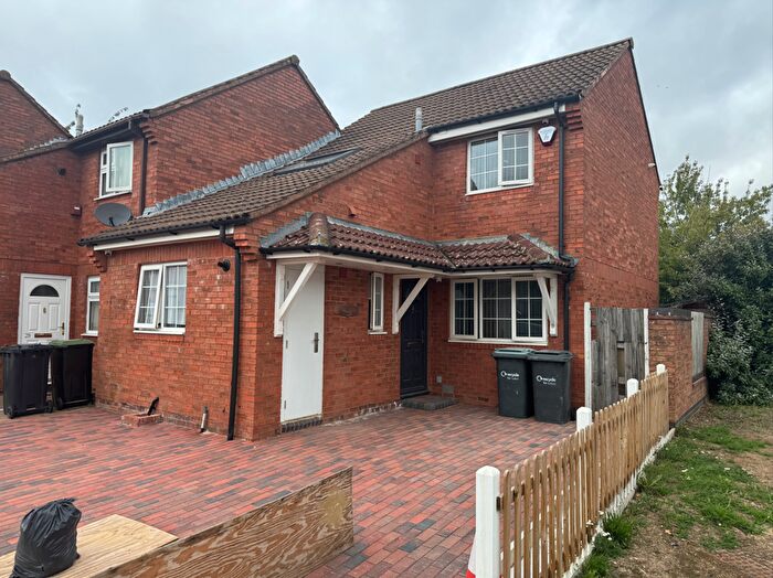 3 Bedroom Semi-Detached House To Rent In Anmer Gardens, Luton, LU4