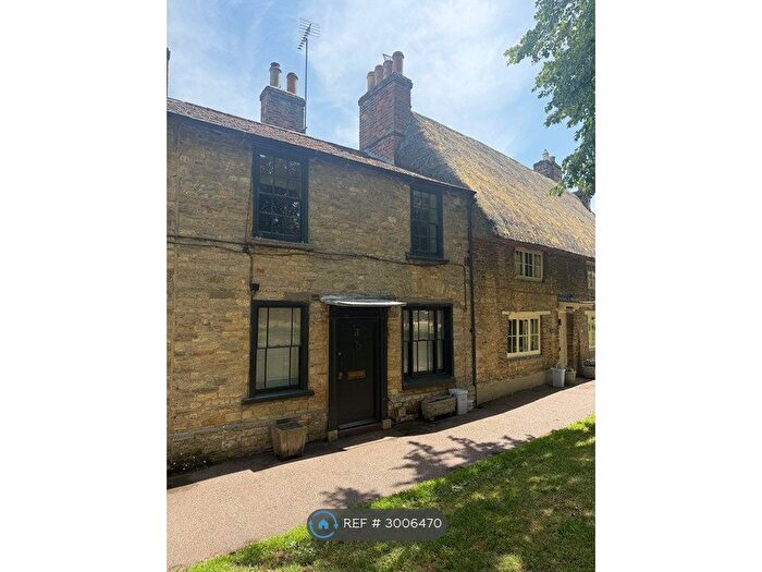 3 Bedroom Terraced House To Rent In The Green, Bedford, MK43