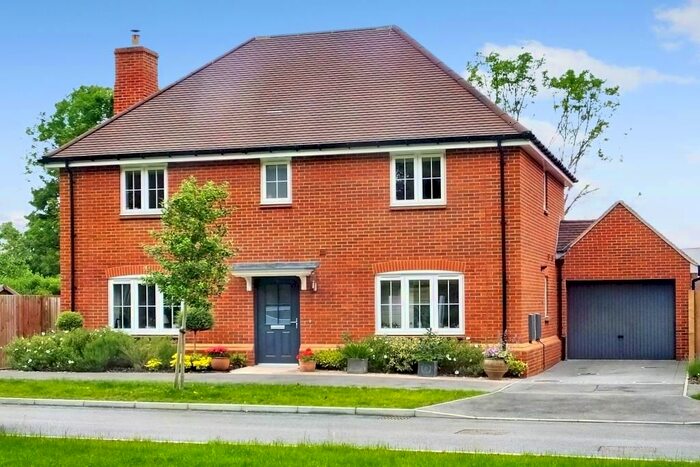 4 Bedroom Detached House For Sale In Wanborough Way, Ash Green, Guildford, GU12