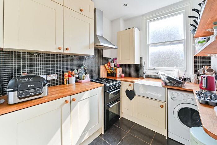 2 Bedroom Flat To Rent In Sandmere Road, Clapham North, London, SW4