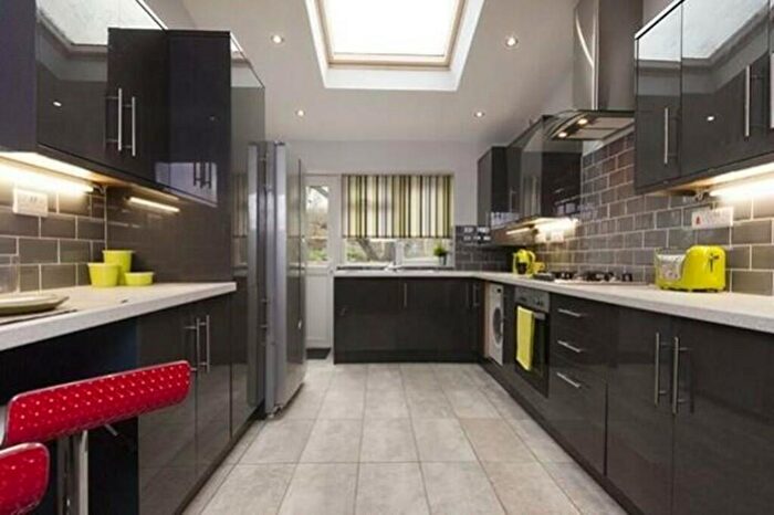 5 Bedroom Semi-Detached House To Rent In Beeston Road, Dunkirk, NG7