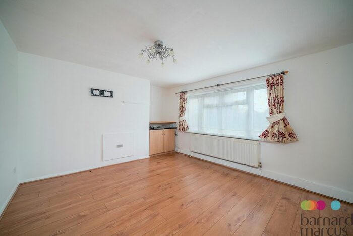 2 Bedroom Flat To Rent In Beaconsfield Road, London, N11