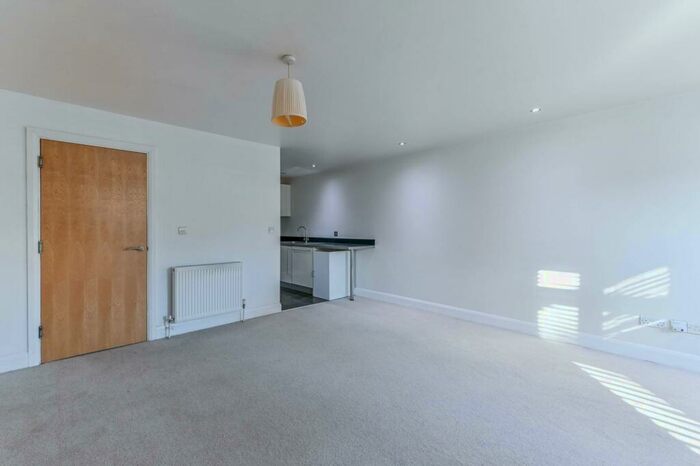 2 Bedroom Flat To Rent In Eaton Road, Sutton, SM2