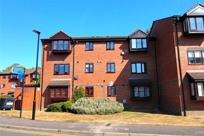 2 Bedroom Flat For Sale In Gladbeck Way, Enfield, Middlesex, EN2