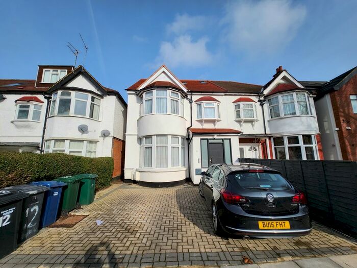 3 Bedroom Flat To Rent In Hayes Crescent, Golders Green, NW11
