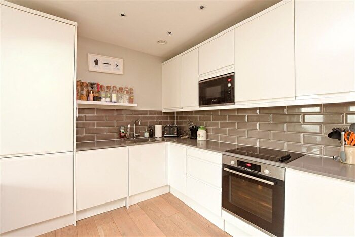 2 Bedroom Flat For Sale In High Street, Dorking, Surrey, RH4