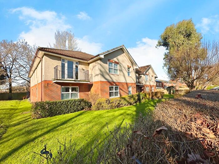 2 Bedroom Apartment For Sale In Vesey Close, Farnborough, Hampshire, GU14