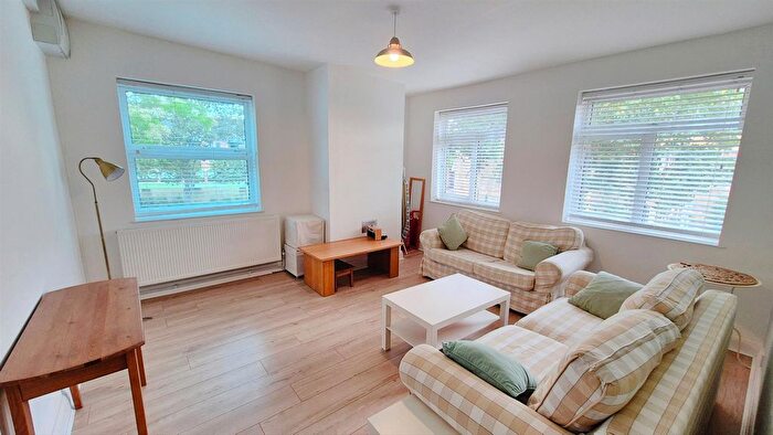 3 Bedroom Flat To Rent In The Blue School Flat, North Street, TW7