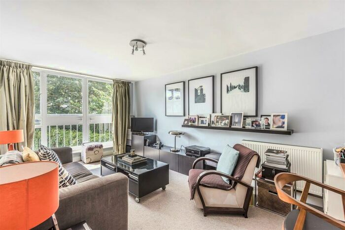 2 Bedroom Flat To Rent In Hershell Court, East Sheen, SW14