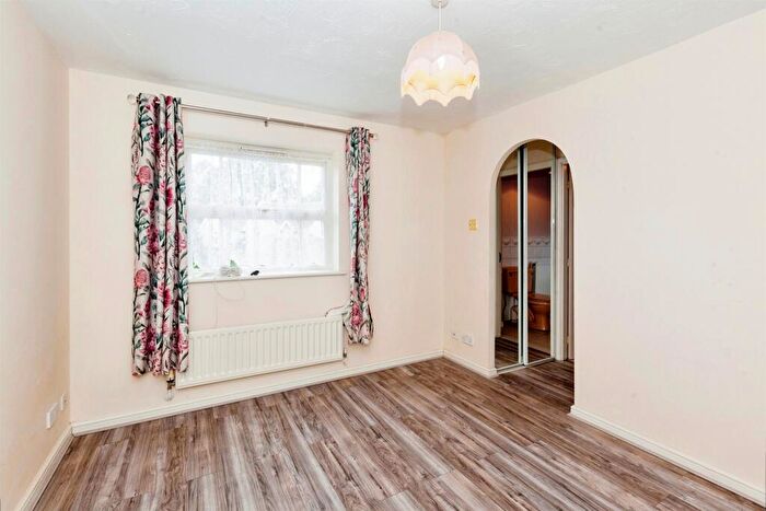 4 Bedroom Detached House For Sale In Moor Furlong, Slough, SL1