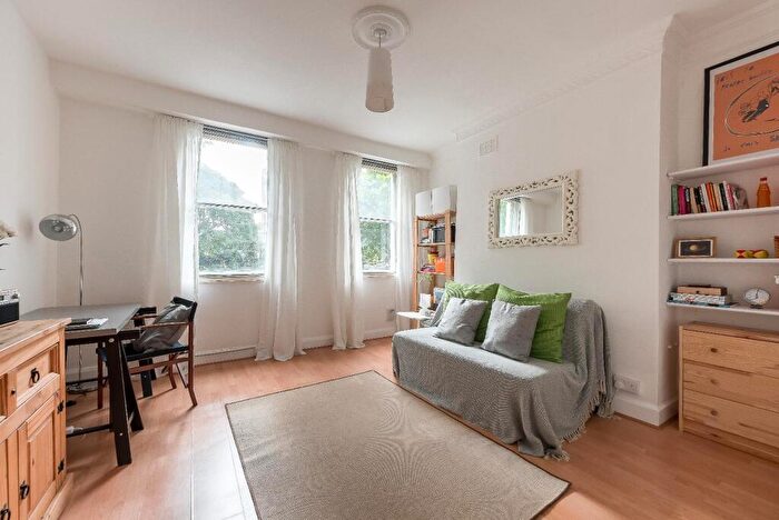 Flat To Rent In Kennington Park Road, SE11