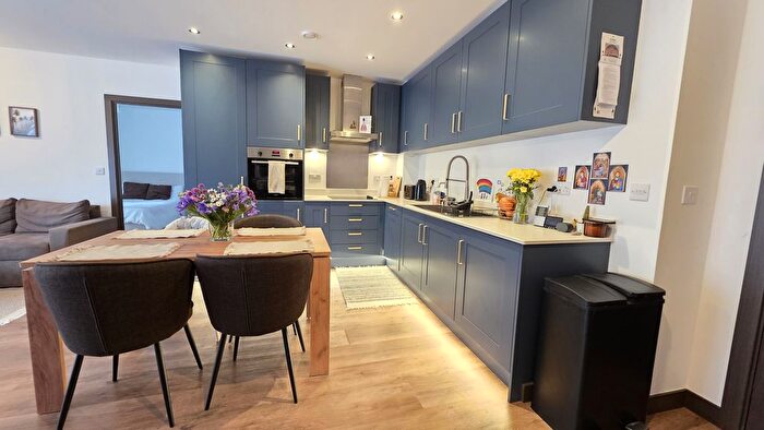 2 Bedroom Flat To Rent In May House, - Sydney Road, Watford, Hertfordshire, WD18